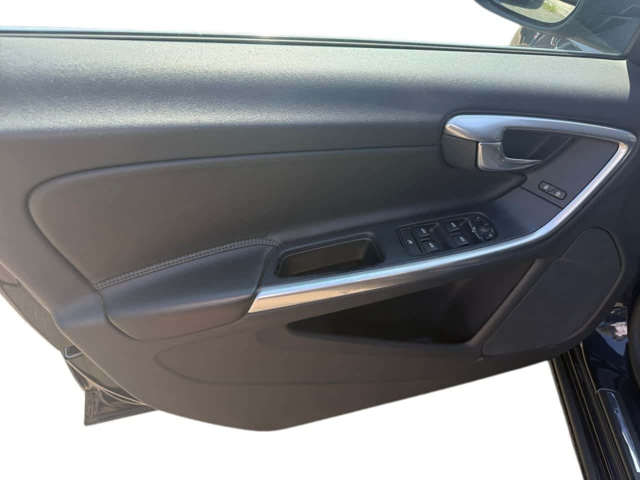 Volvo V60 2.0 D2 Momentum — foto 11 de 25