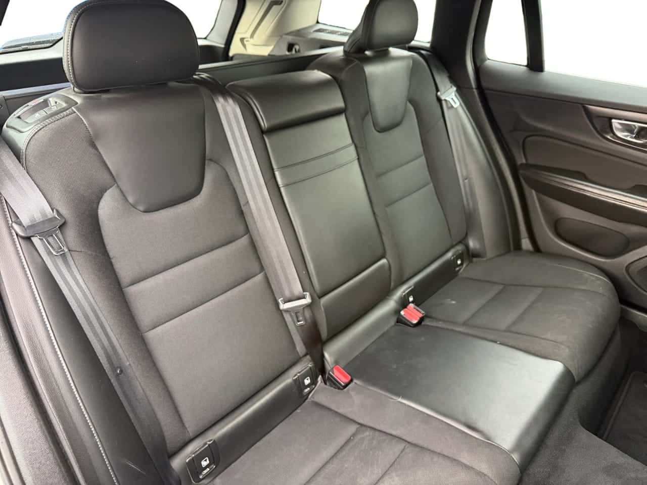 Volvo V60 2.0 D3 Summum Auto — foto 18 de 23