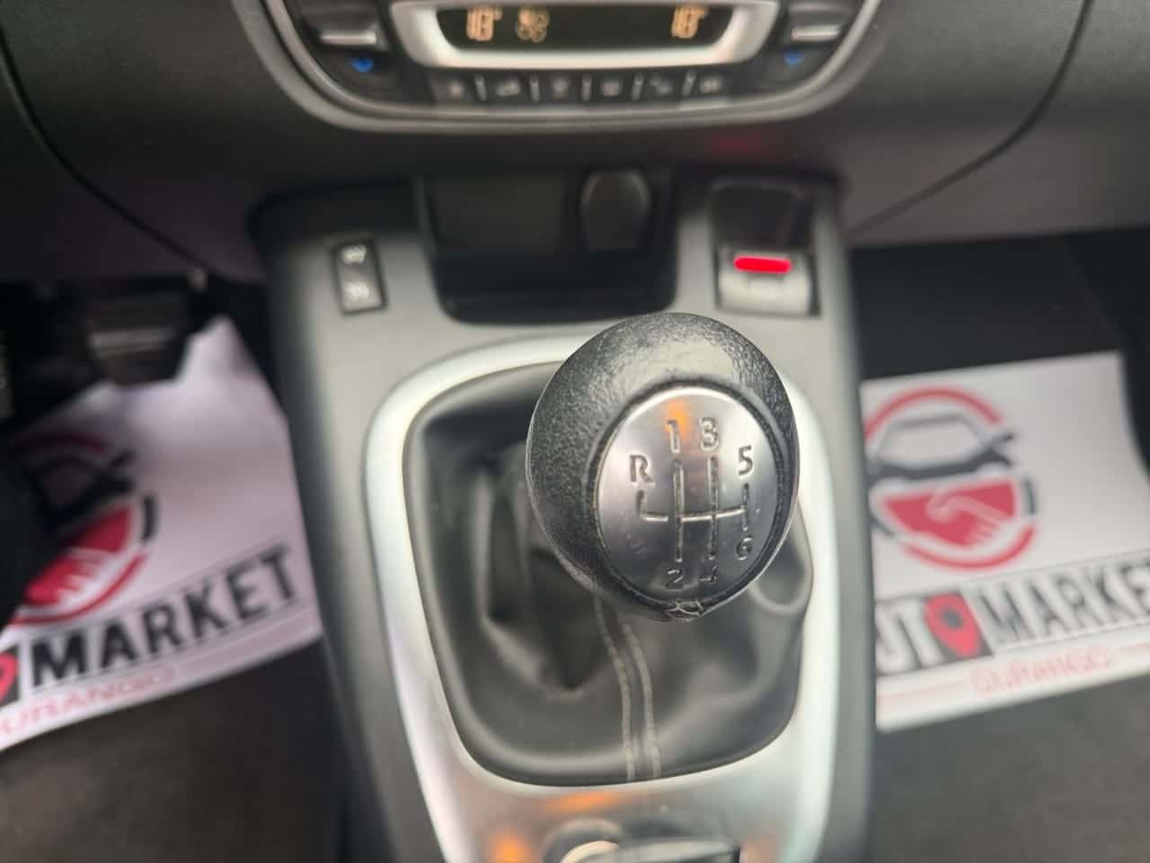 Renault Grand Scénic Dynamique dCi 110 EDC 7p — foto 22 de 24
