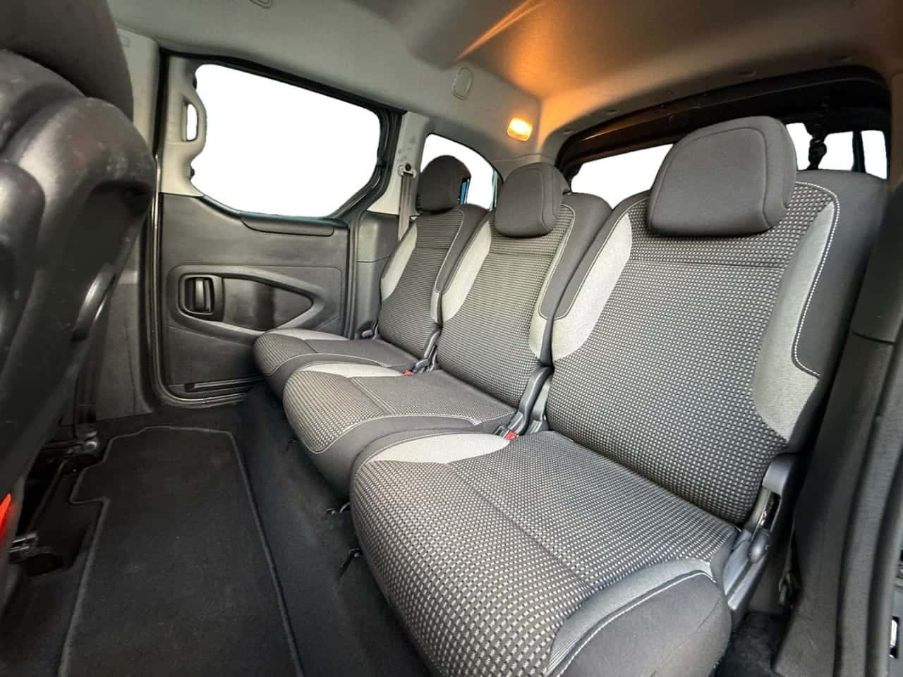 Peugeot Partner Tepee Active 1.6 BlueHDi 73 kW 100 CV — foto 12 de 23