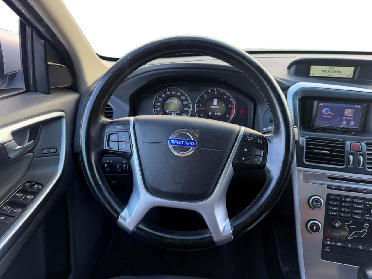 Volvo XC60 2.4D AWD Kinetic — foto 13 de 21