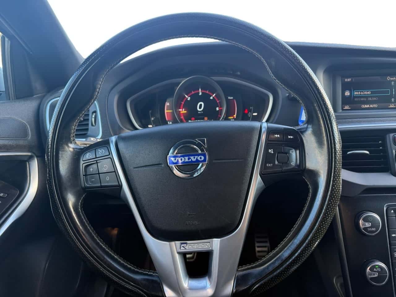 Volvo V40 1.6 D2 RDesign Momentum — foto 14 de 24