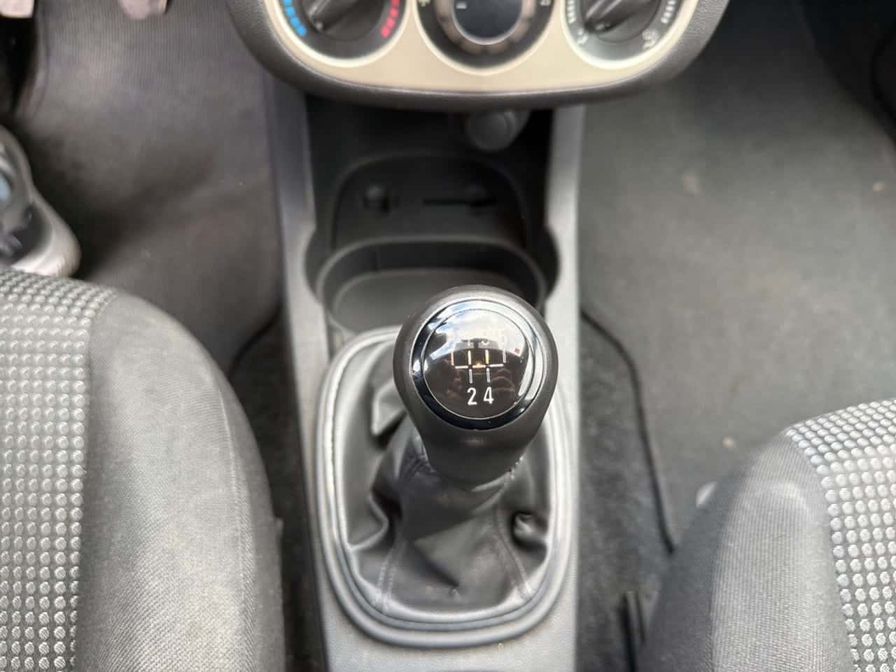 Opel Corsa Cosmo 1.2 — foto 15 de 22