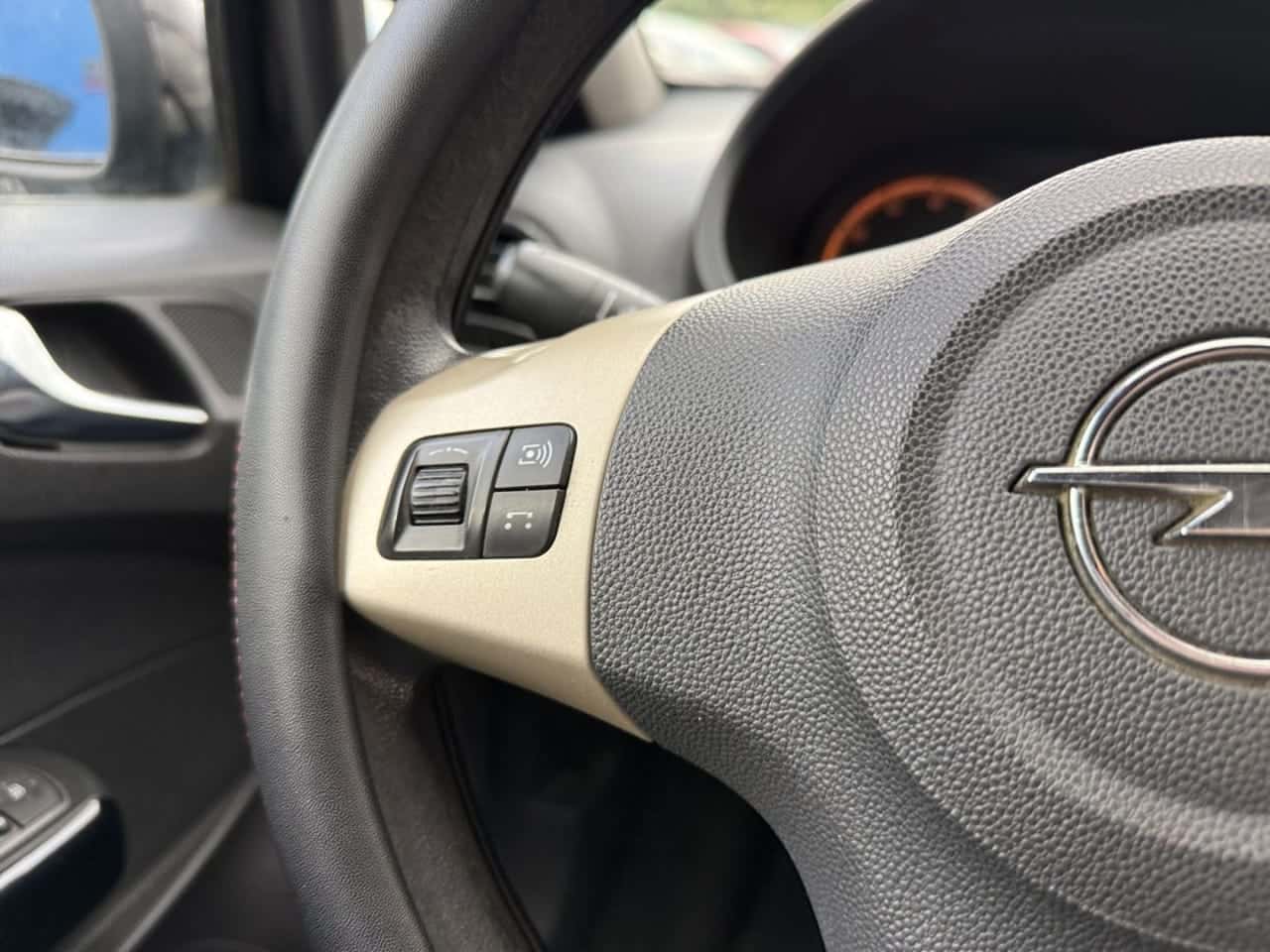 Opel Corsa Cosmo 1.2 — foto 22 de 22