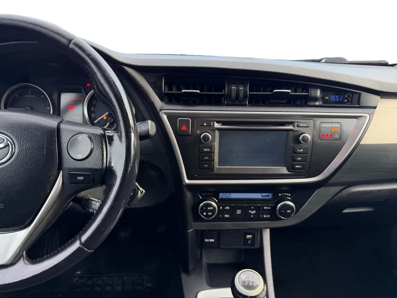 Toyota Auris 1.4 90D Business — foto 13 de 24