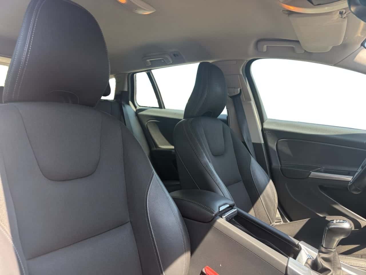 Volvo V60 2.0 D2 Momentum — foto 19 de 25