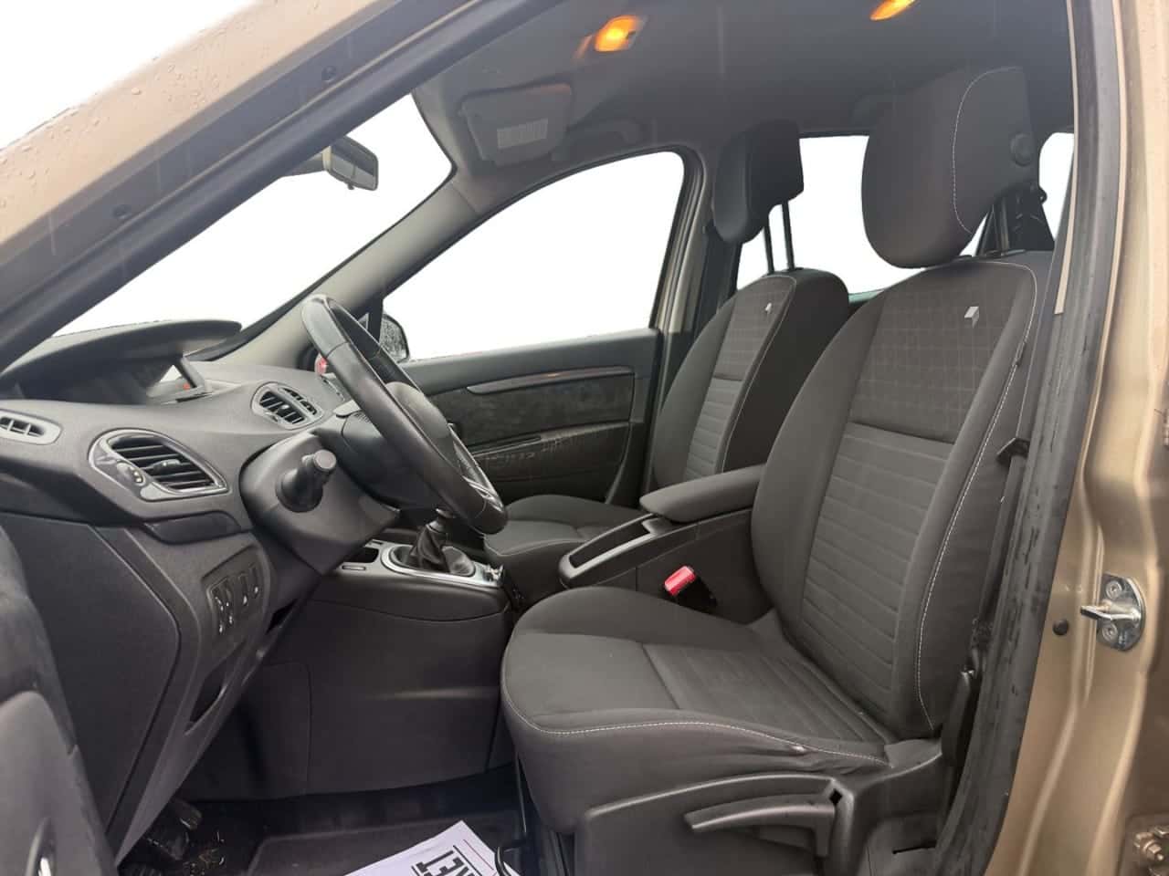 Renault Grand Scénic Dynamique dCi 110 EDC 7p — foto 10 de 24