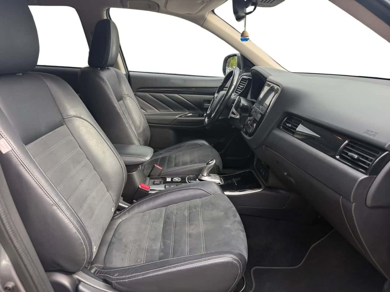 Mitsubishi Outlander 2.4 PHEV Kaiteki Auto 4WD — foto 18 de 29