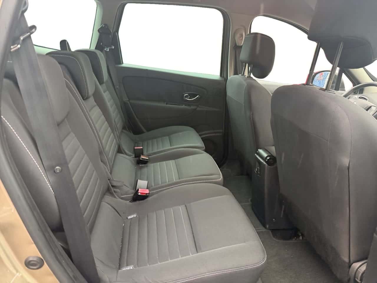 Renault Grand Scénic Dynamique dCi 110 EDC 7p — foto 18 de 24