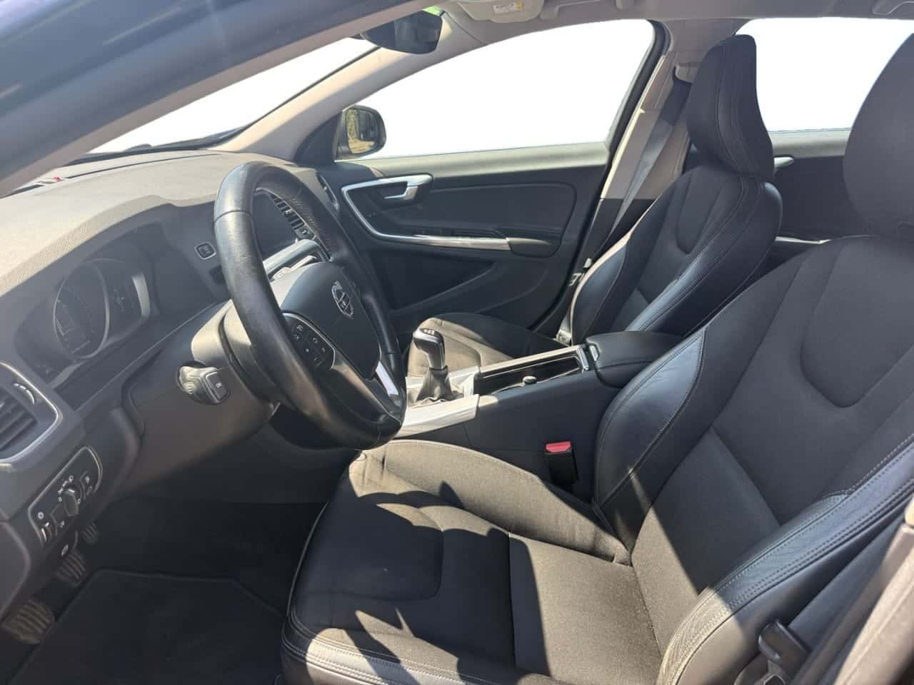 Volvo V60 2.0 D2 Momentum — foto 10 de 25