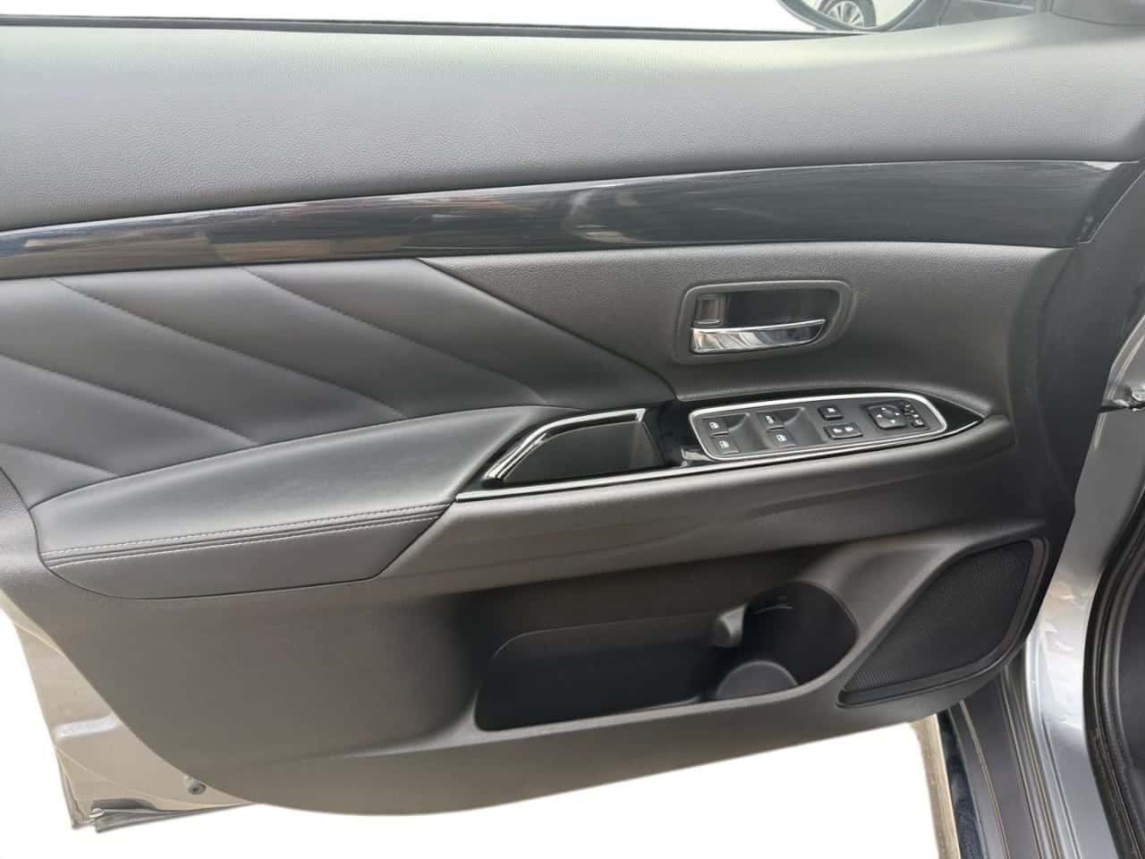 Mitsubishi Outlander 2.4 PHEV Kaiteki Auto 4WD — foto 11 de 29