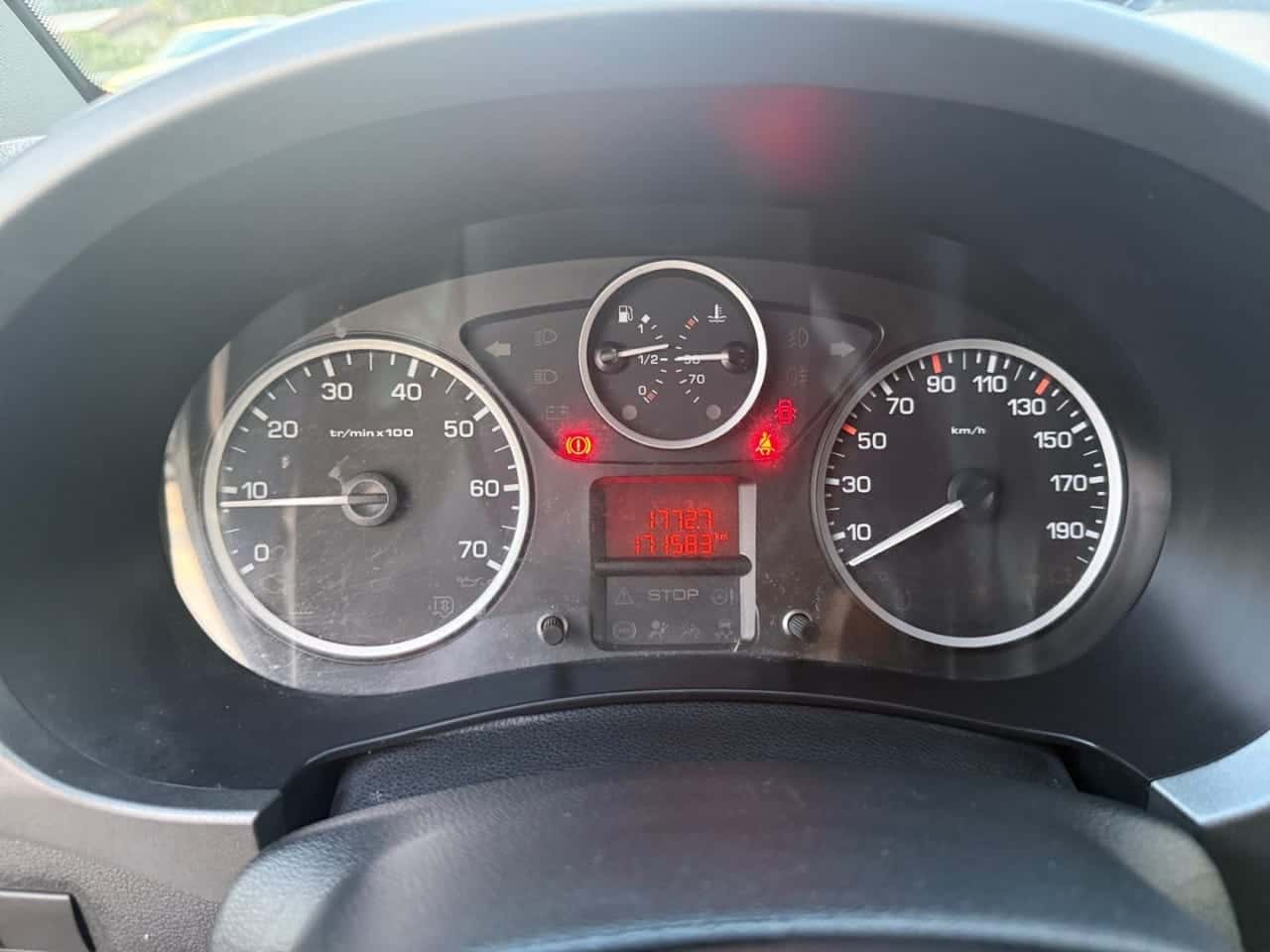 Peugeot Partner Tepee Active 1.6 BlueHDi 73 kW 100 CV — foto 22 de 23
