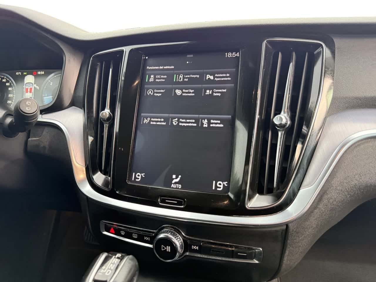 Volvo V60 2.0 D3 Summum Auto — foto 20 de 23