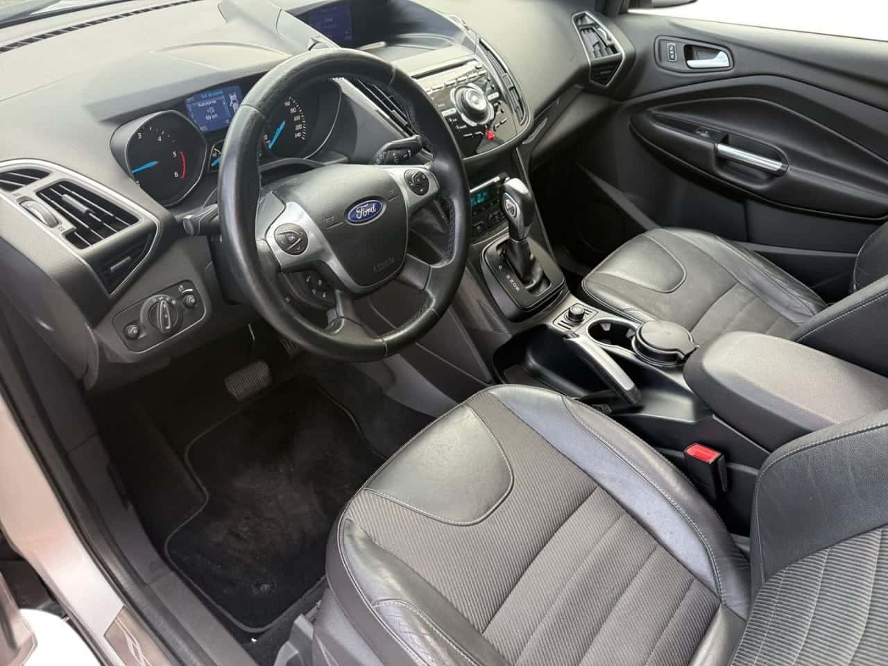 Ford Kuga 2.0 TDCi 140 4x4 Titanium PowerShift — foto 10 de 24