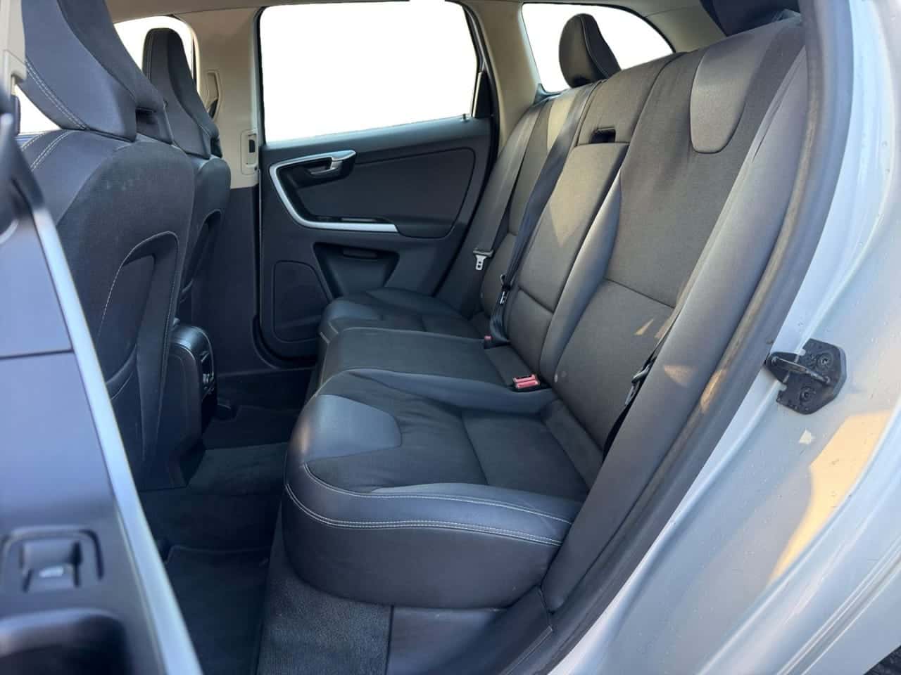 Volvo XC60 2.4D AWD Kinetic — foto 16 de 21