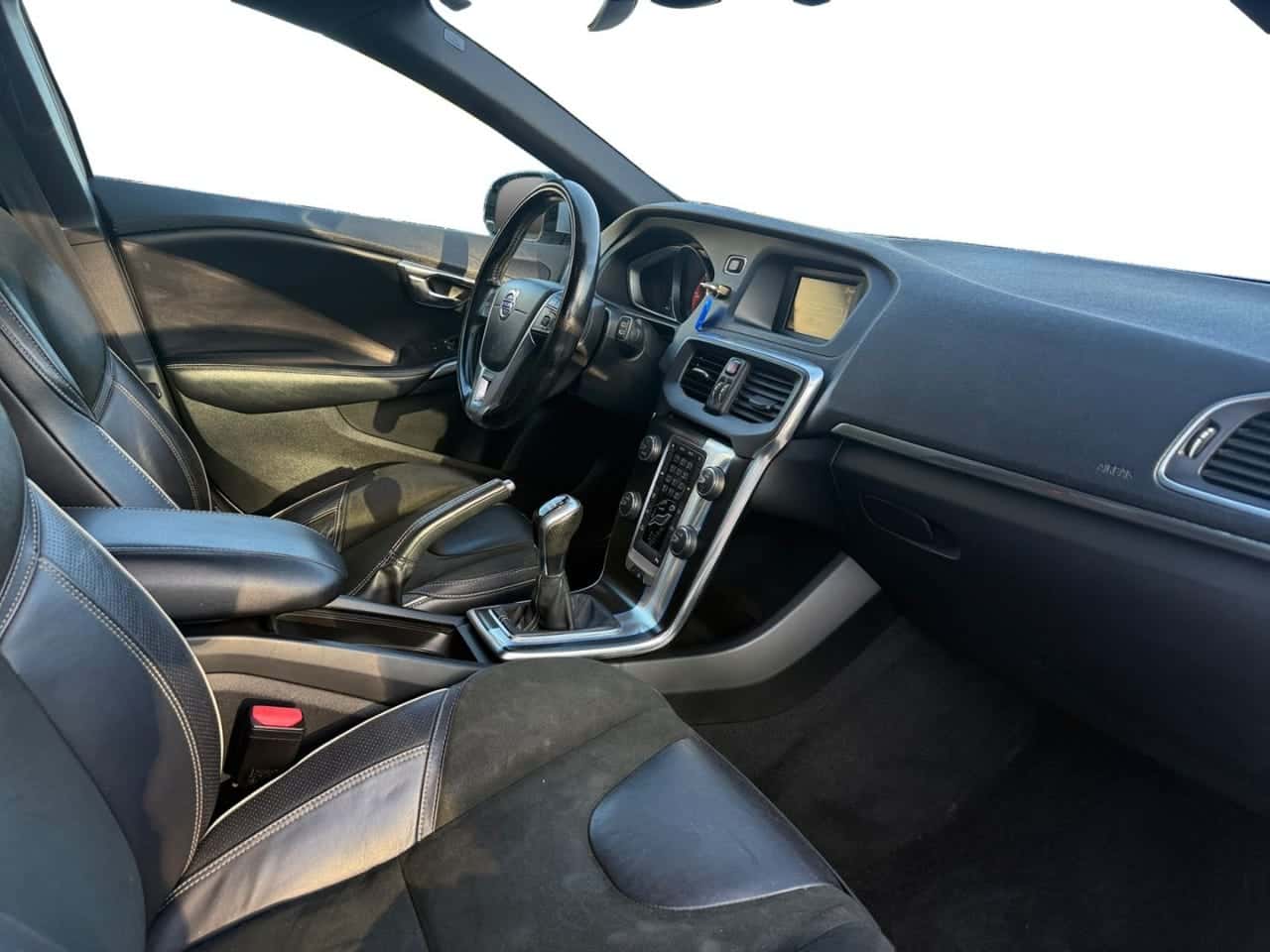 Volvo V40 1.6 D2 RDesign Momentum — foto 18 de 24