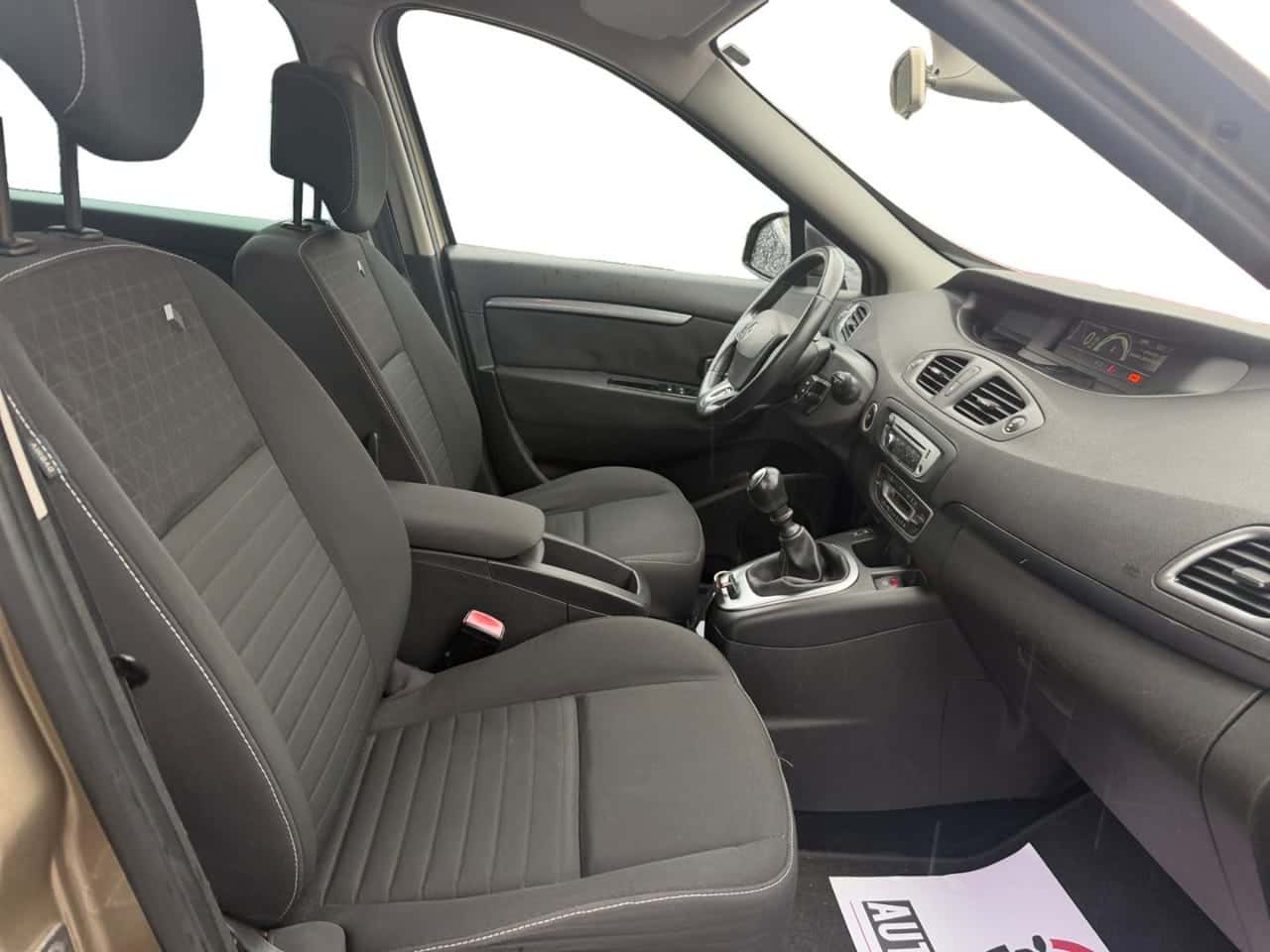 Renault Grand Scénic Dynamique dCi 110 EDC 7p — foto 17 de 24