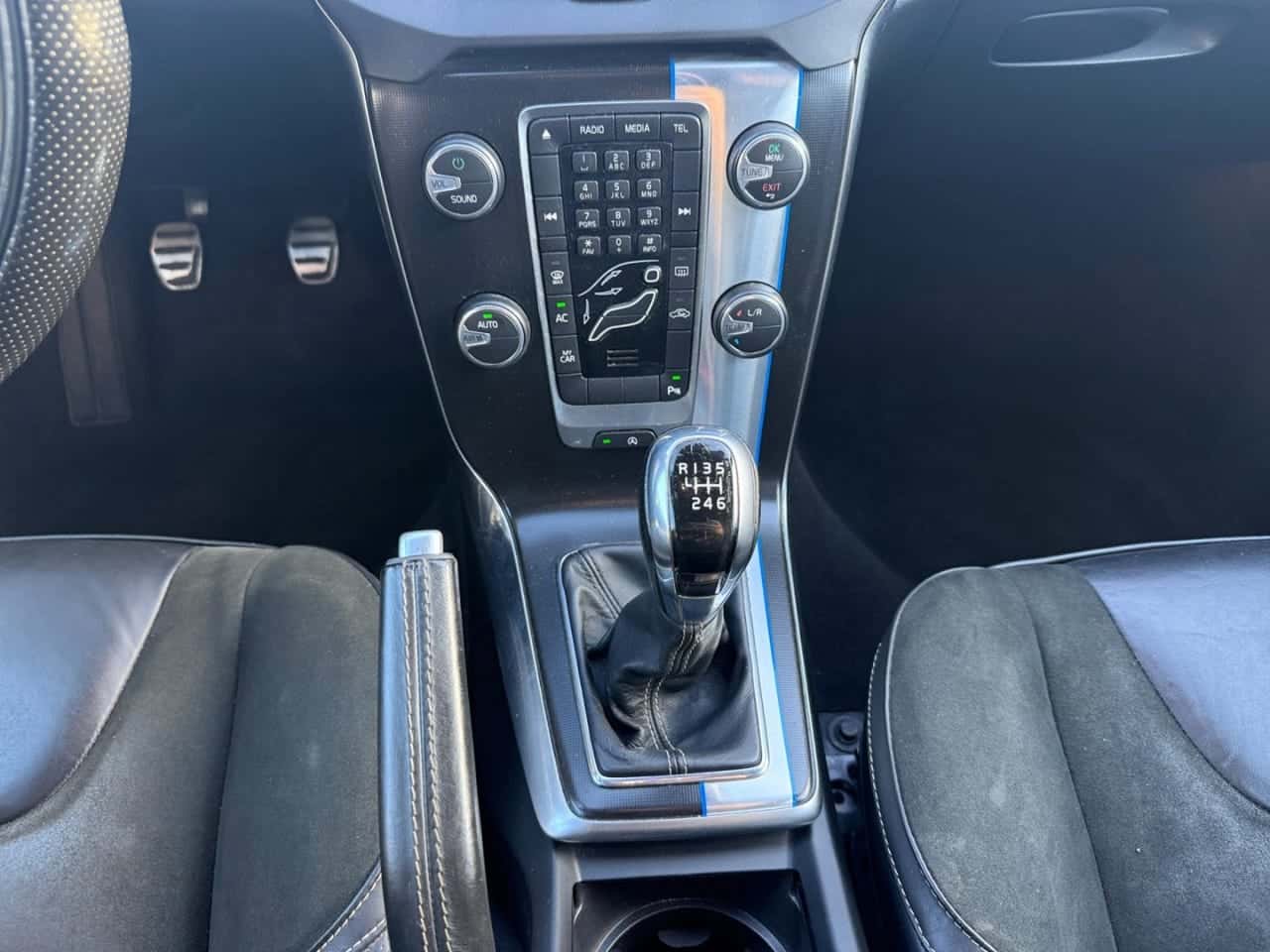 Volvo V40 1.6 D2 RDesign Momentum — foto 16 de 24