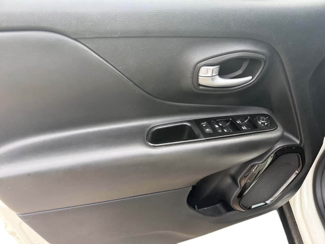 Jeep Renegade 2.0 Mjet 103 kW 140 CV Night Eagle 4x4 — foto 11 de 27