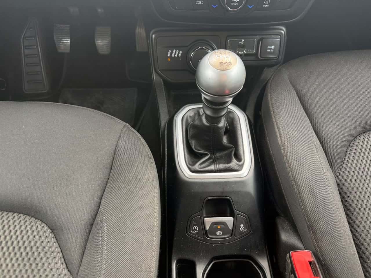 Jeep Renegade 2.0 Mjet 103 kW 140 CV Night Eagle 4x4 — foto 15 de 27