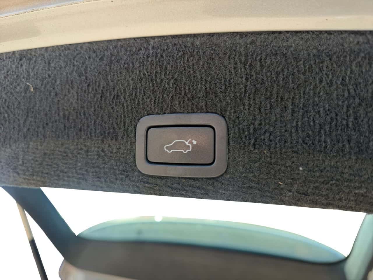 Volvo XC60 2.4D AWD Kinetic — foto 18 de 21