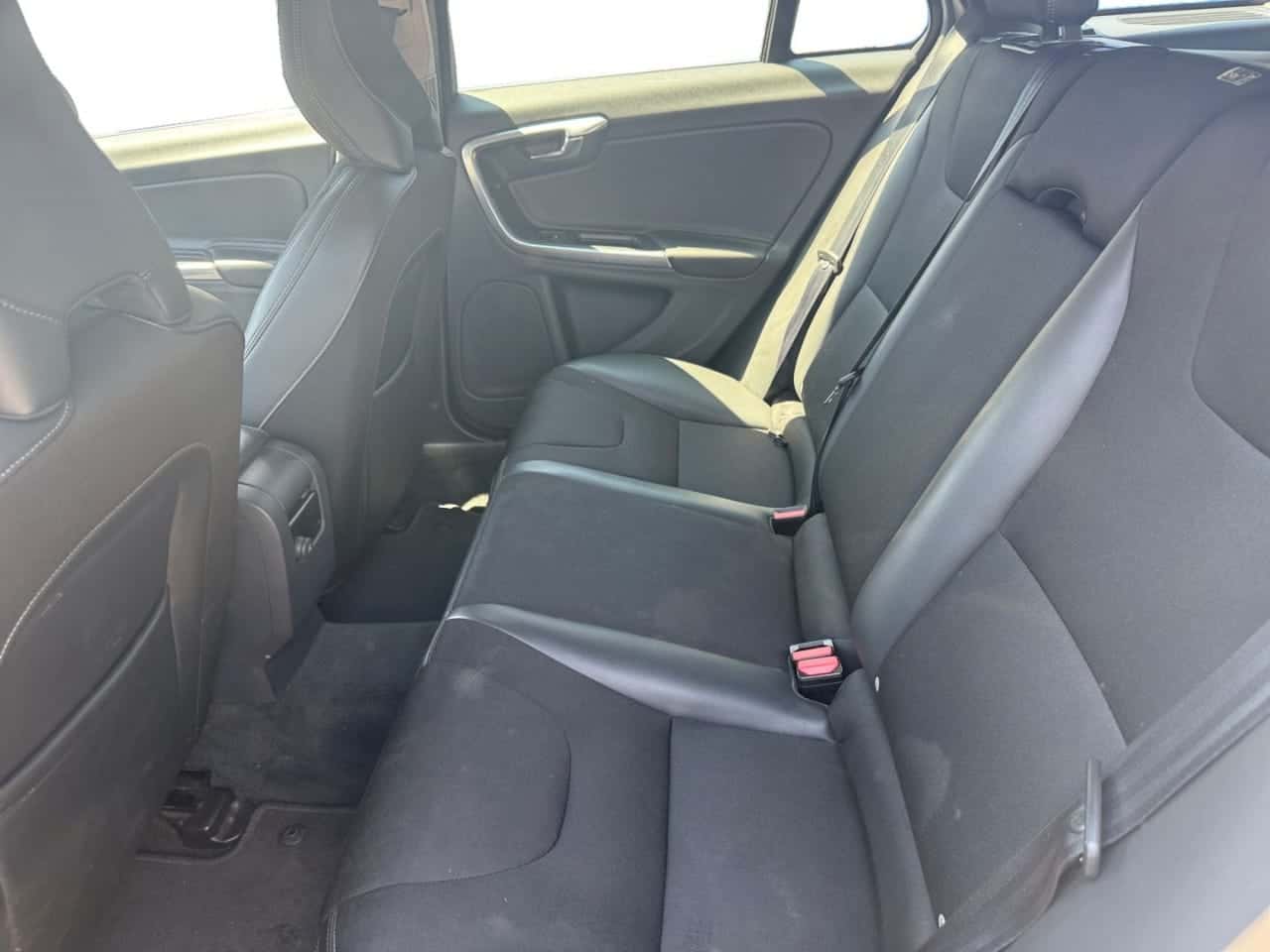 Volvo V60 2.0 D2 Momentum — foto 16 de 25