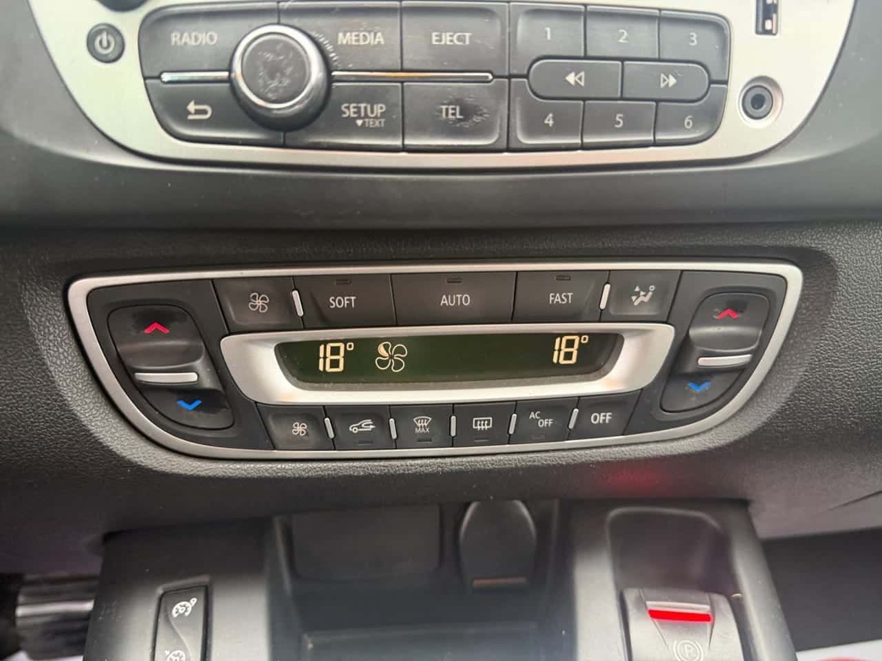 Renault Grand Scénic Dynamique dCi 110 EDC 7p — foto 21 de 24