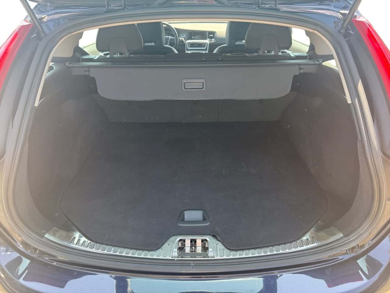 Volvo V60 2.0 D2 Momentum — foto 17 de 25