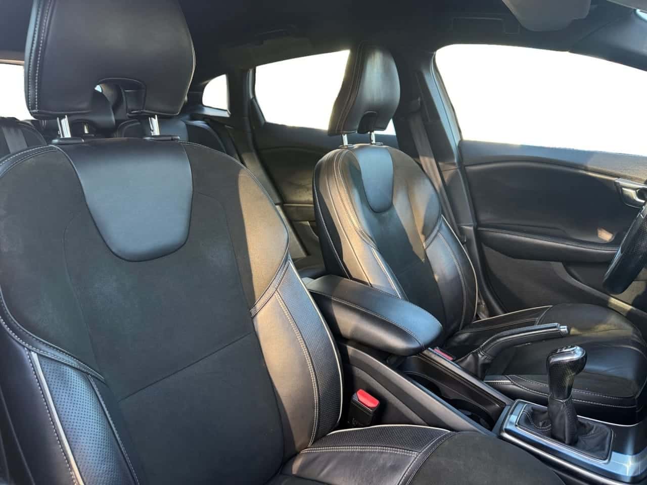Volvo V40 1.6 D2 RDesign Momentum — foto 19 de 24