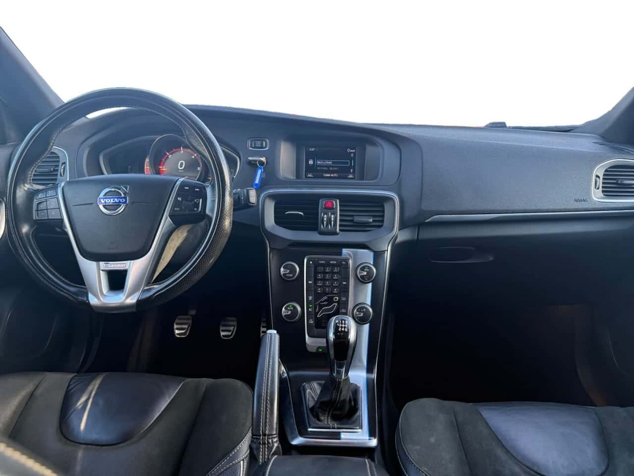 Volvo V40 1.6 D2 RDesign Momentum — foto 13 de 24