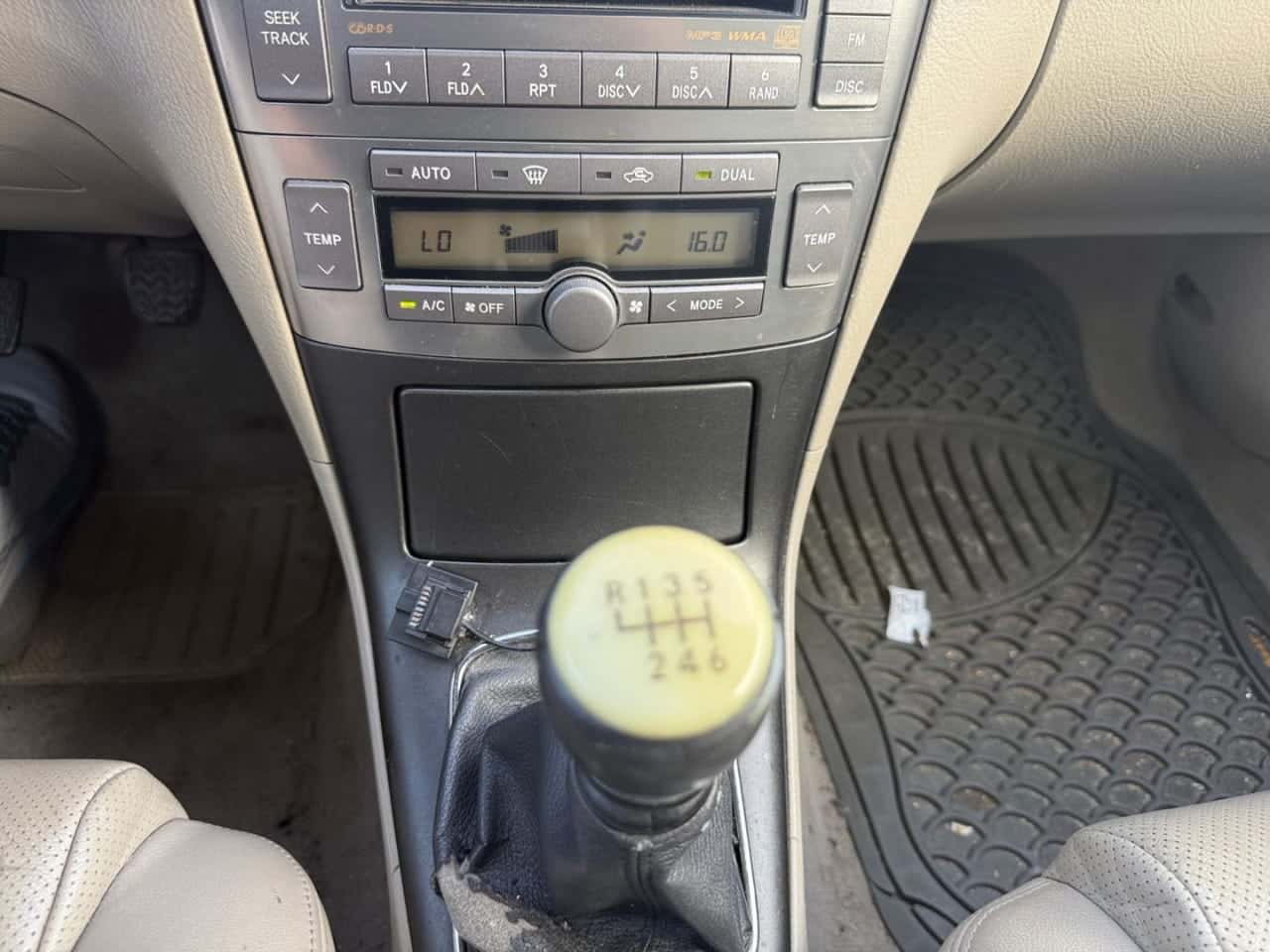 Toyota Avensis 2.2 D4D Executive Wagon — foto 15 de 18