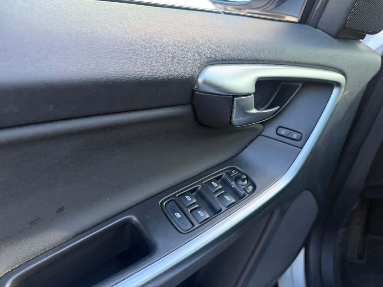 Volvo XC60 2.4D AWD Kinetic — foto 11 de 21