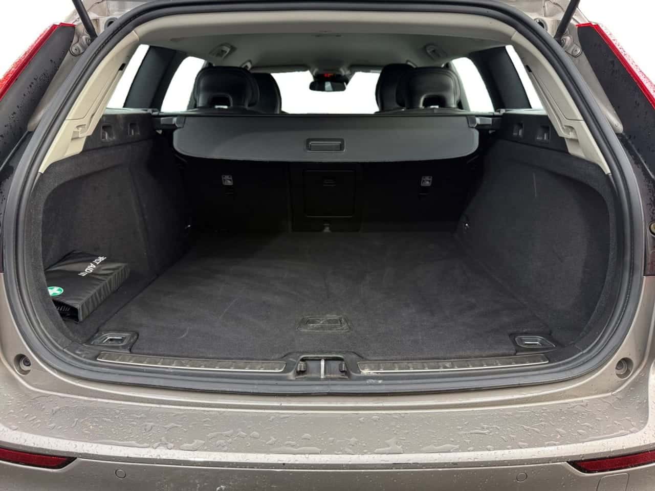 Volvo V60 2.0 D3 Summum Auto — foto 19 de 23