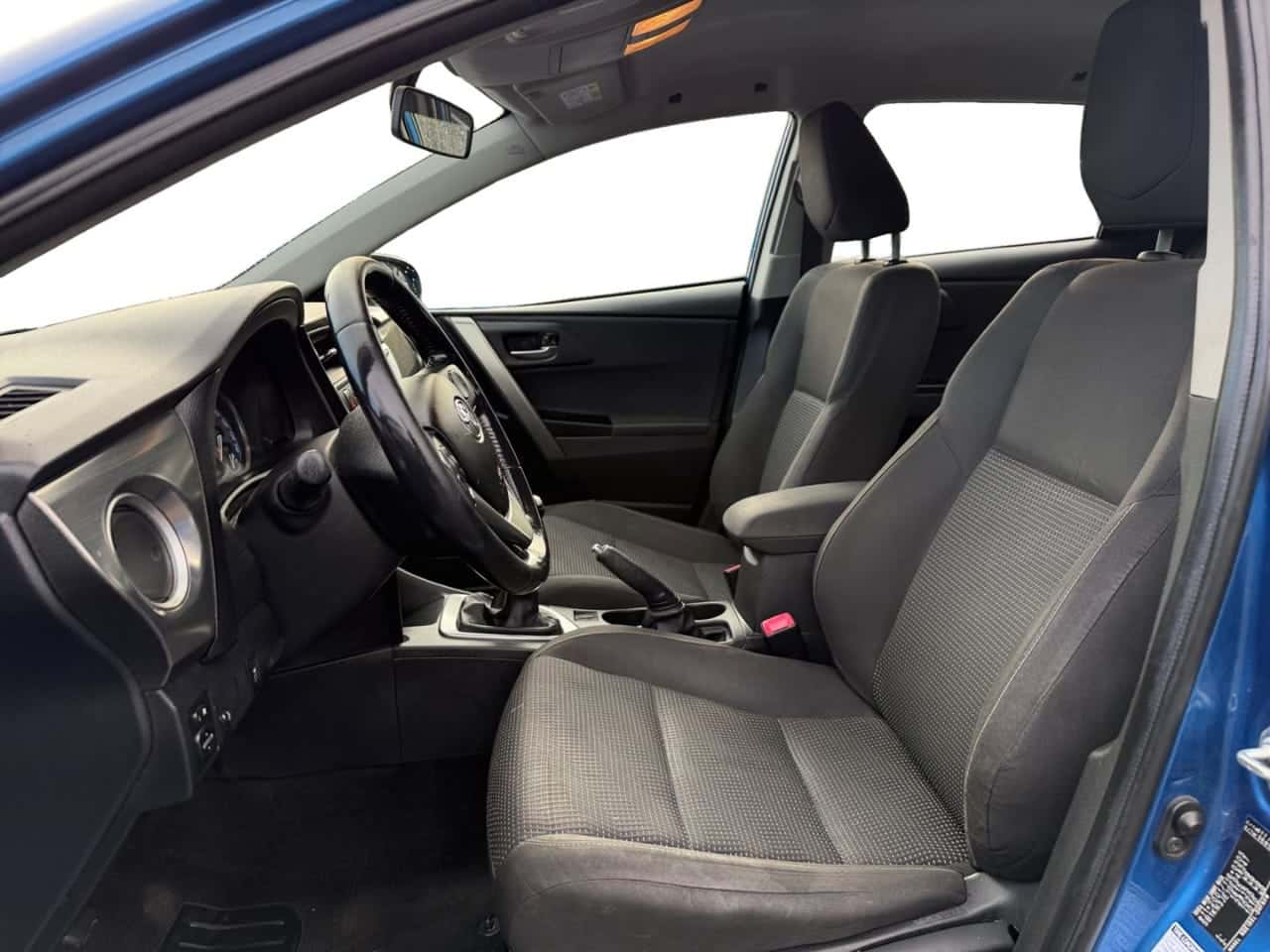 Toyota Auris 1.4 90D Business — foto 8 de 24