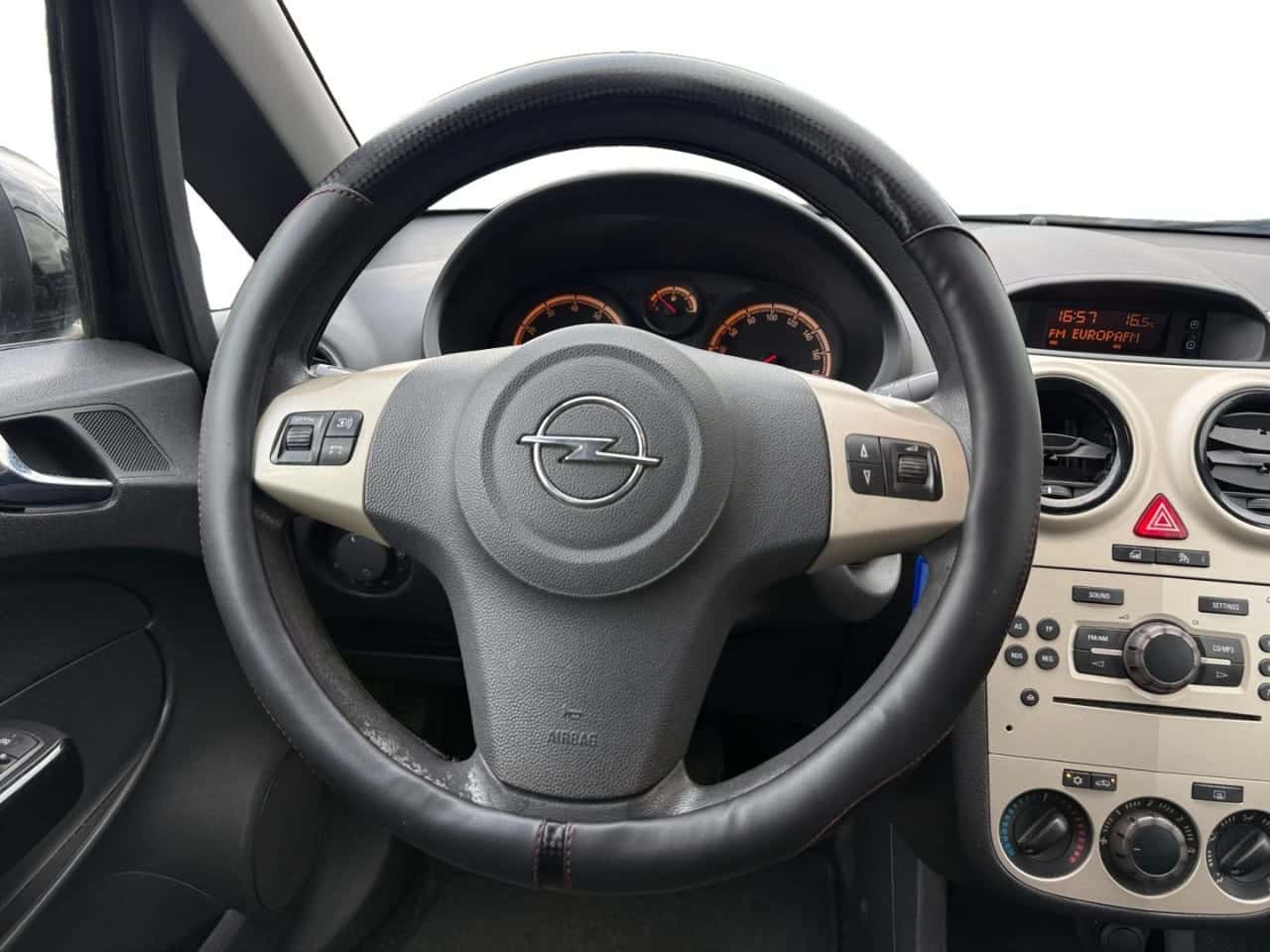 Opel Corsa Cosmo 1.2 — foto 13 de 22