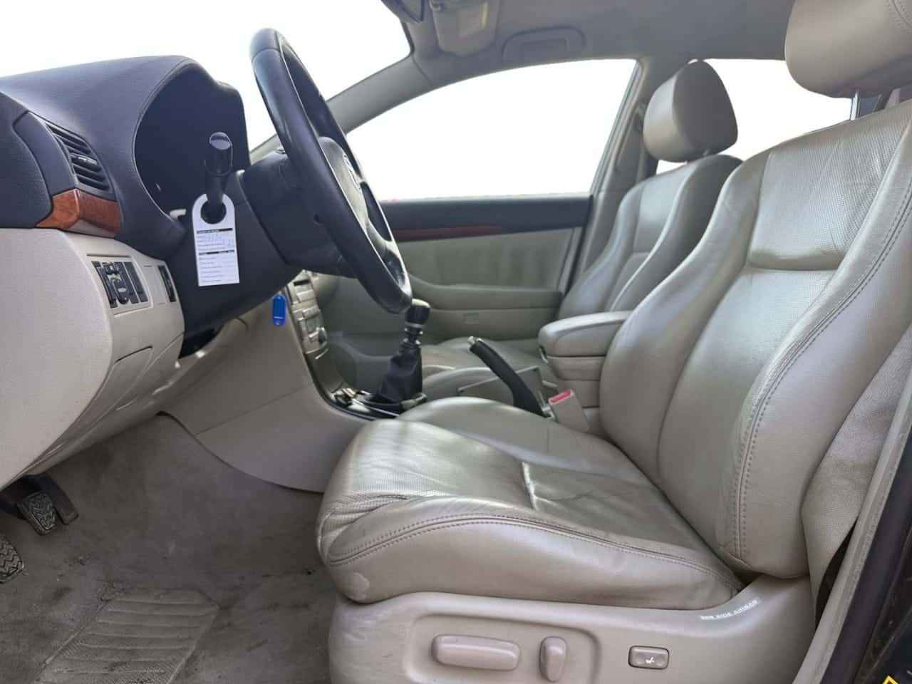Toyota Avensis 2.2 D4D Executive Wagon — foto 10 de 18