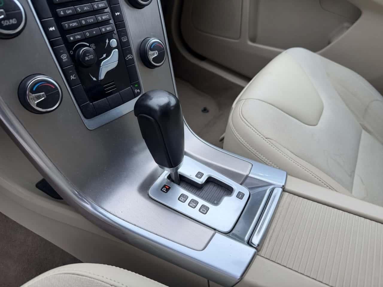 Volvo XC60 2.0 D3 Momentum — foto 11 de 27
