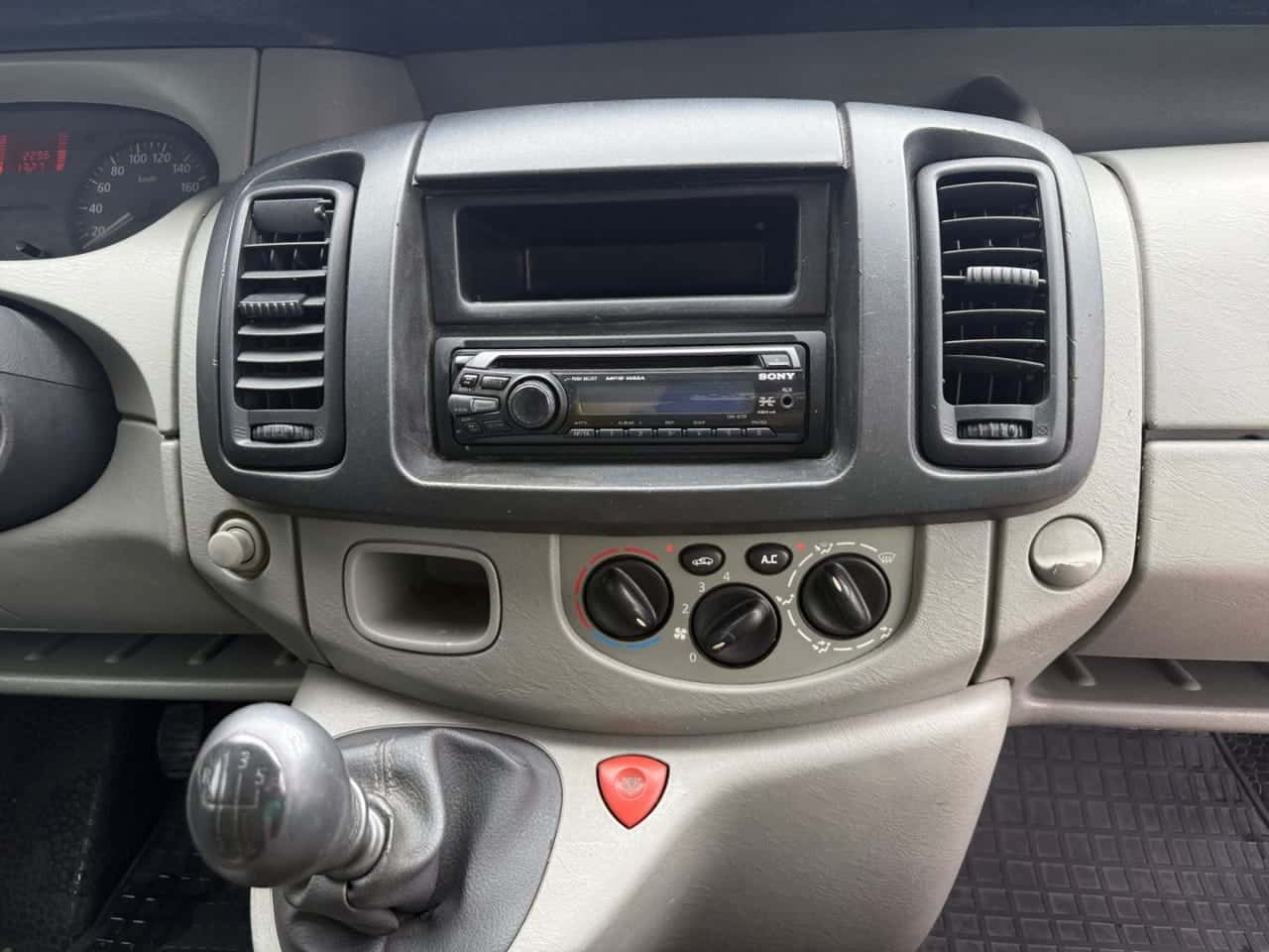 Renault Trafic Combi 6 27 Corto Normal 1.9 dCi 80 — foto 15 de 19