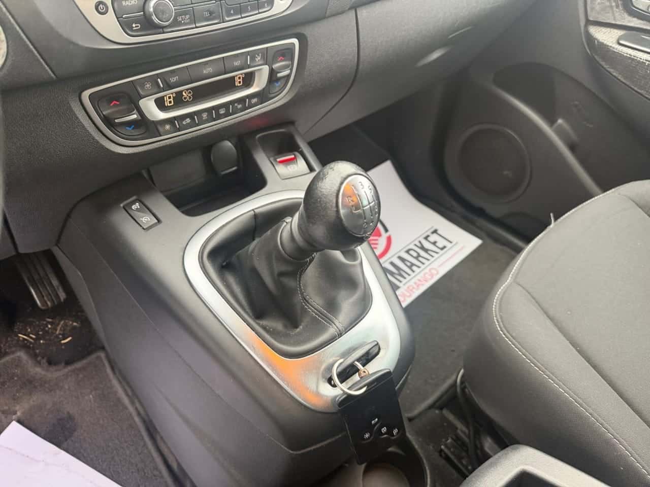 Renault Grand Scénic Dynamique dCi 110 EDC 7p — foto 11 de 24