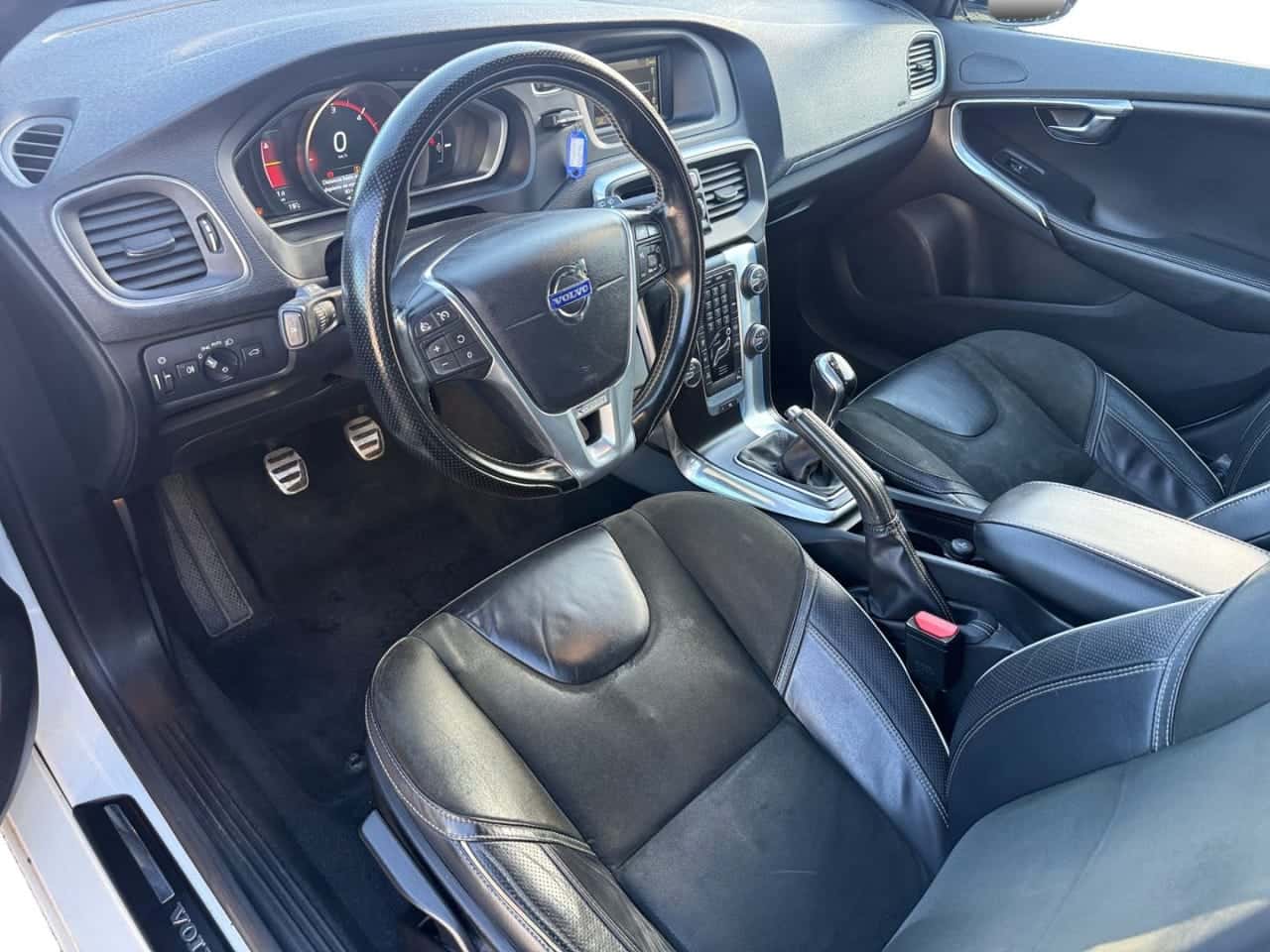 Volvo V40 1.6 D2 RDesign Momentum — foto 10 de 24