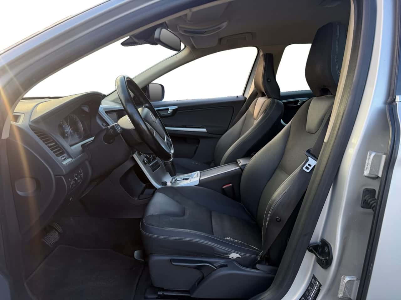 Volvo XC60 2.4D AWD Kinetic — foto 10 de 21