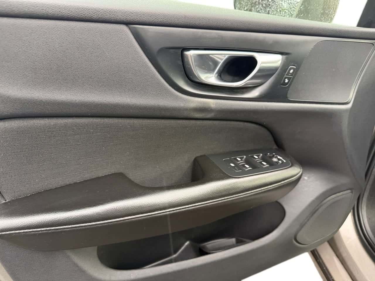 Volvo V60 2.0 D3 Summum Auto — foto 11 de 23