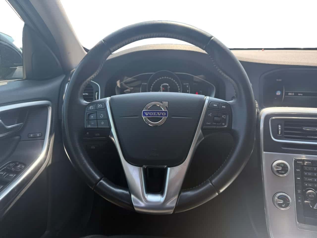 Volvo V60 2.0 D2 Momentum — foto 13 de 25