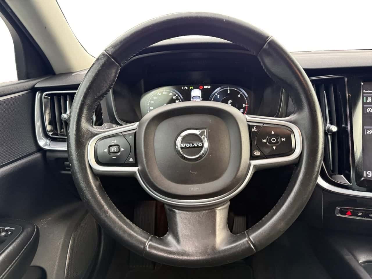 Volvo V60 2.0 D3 Summum Auto — foto 13 de 23