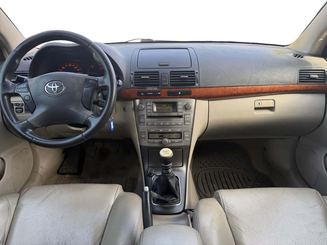 Toyota Avensis 2.2 D4D Executive Wagon — foto 12 de 18