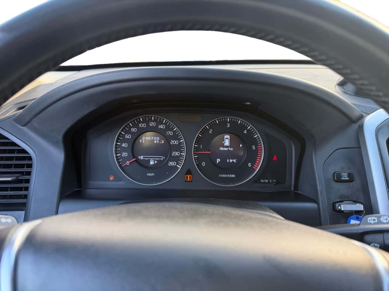 Volvo XC60 2.4D AWD Kinetic — foto 14 de 21