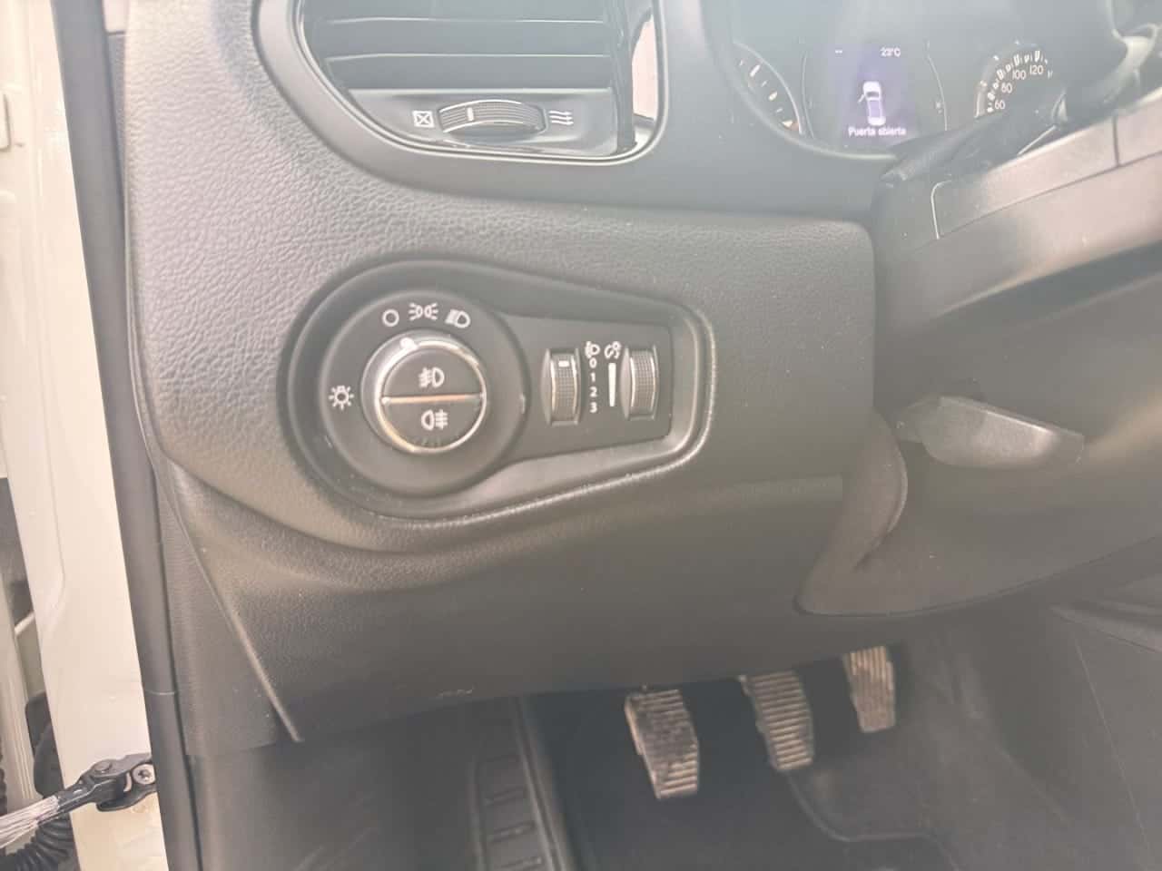 Jeep Renegade 2.0 Mjet 103 kW 140 CV Night Eagle 4x4 — foto 25 de 27
