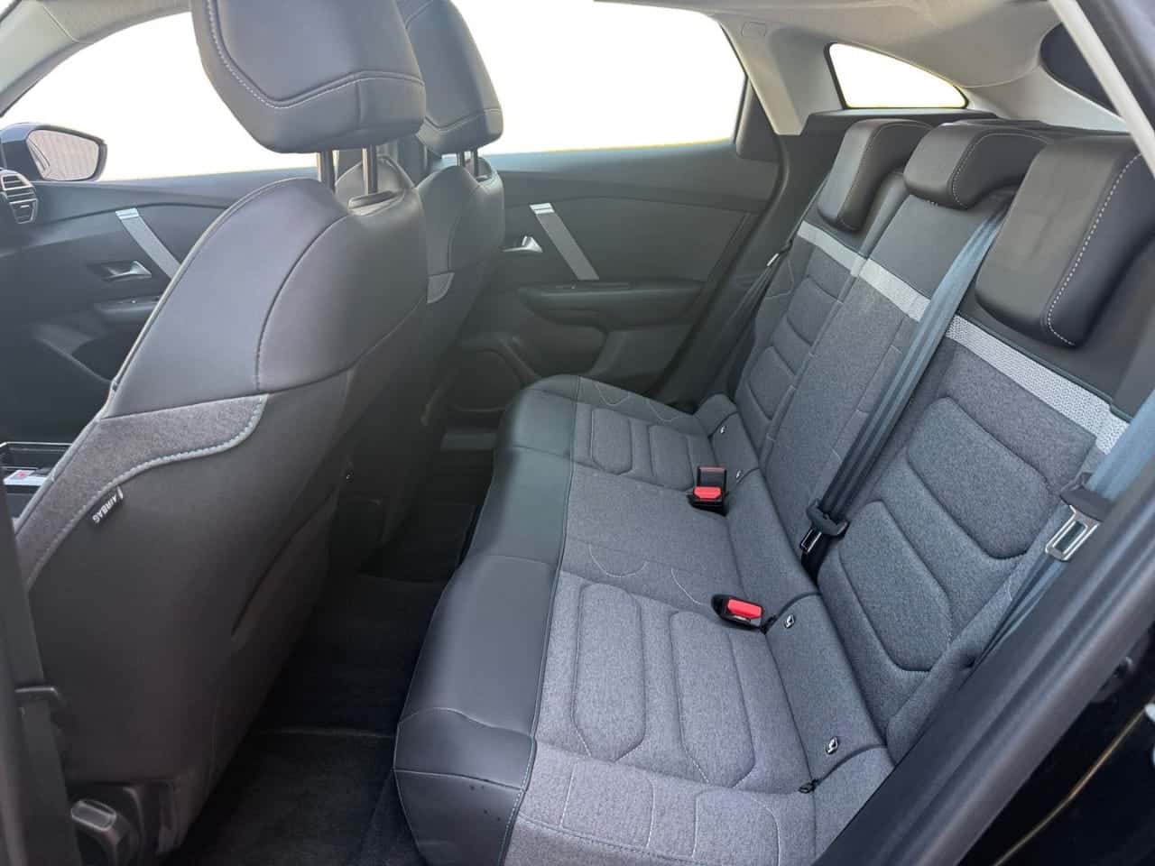 Citroën C4 BlueHDi 130 SS EAT8 Shine — foto 16 de 23