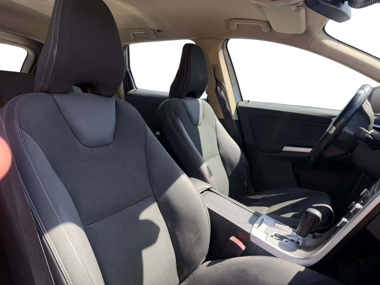 Volvo XC60 2.4D AWD Kinetic — foto 20 de 21