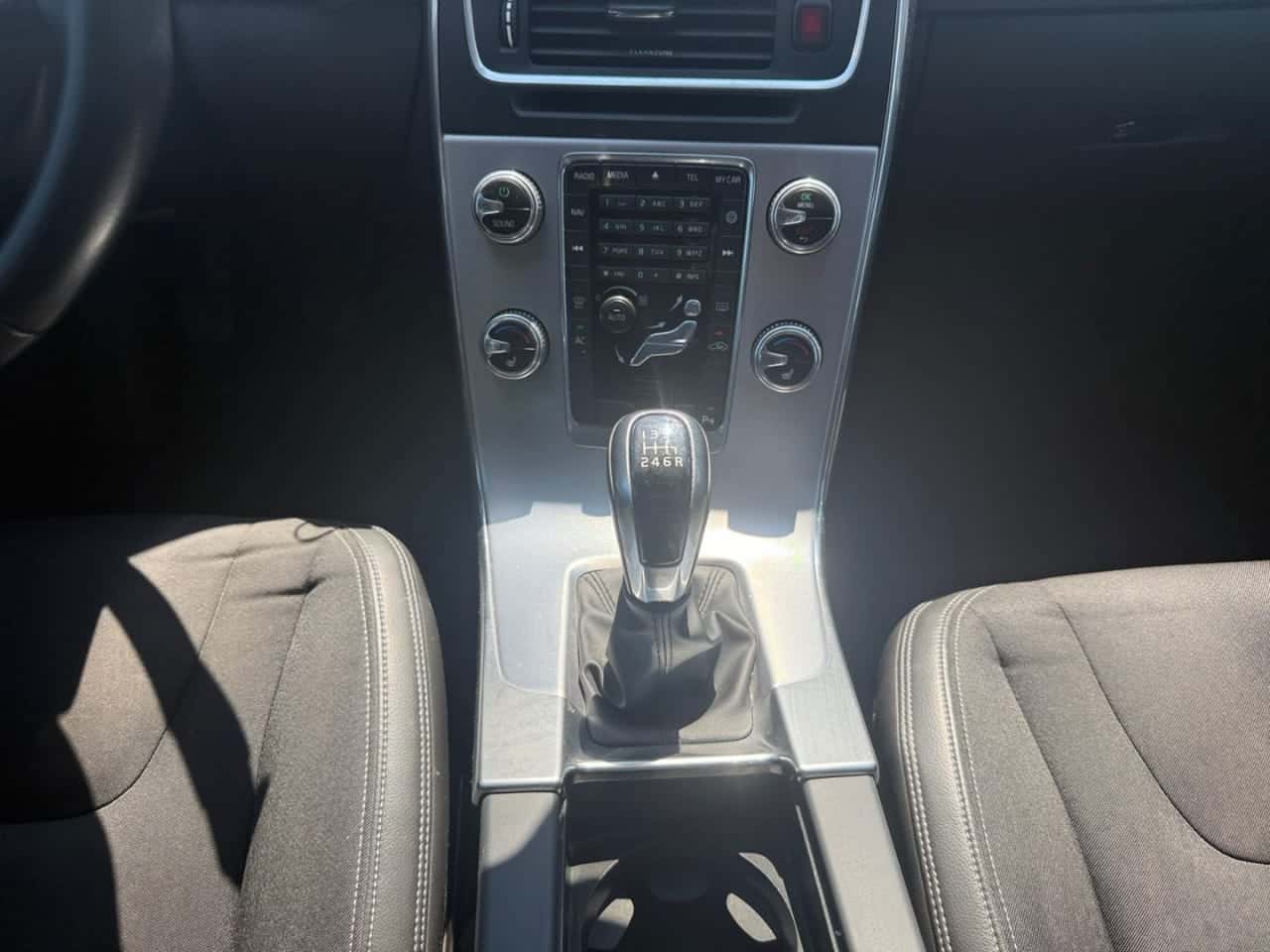 Volvo V60 2.0 D2 Momentum — foto 15 de 25